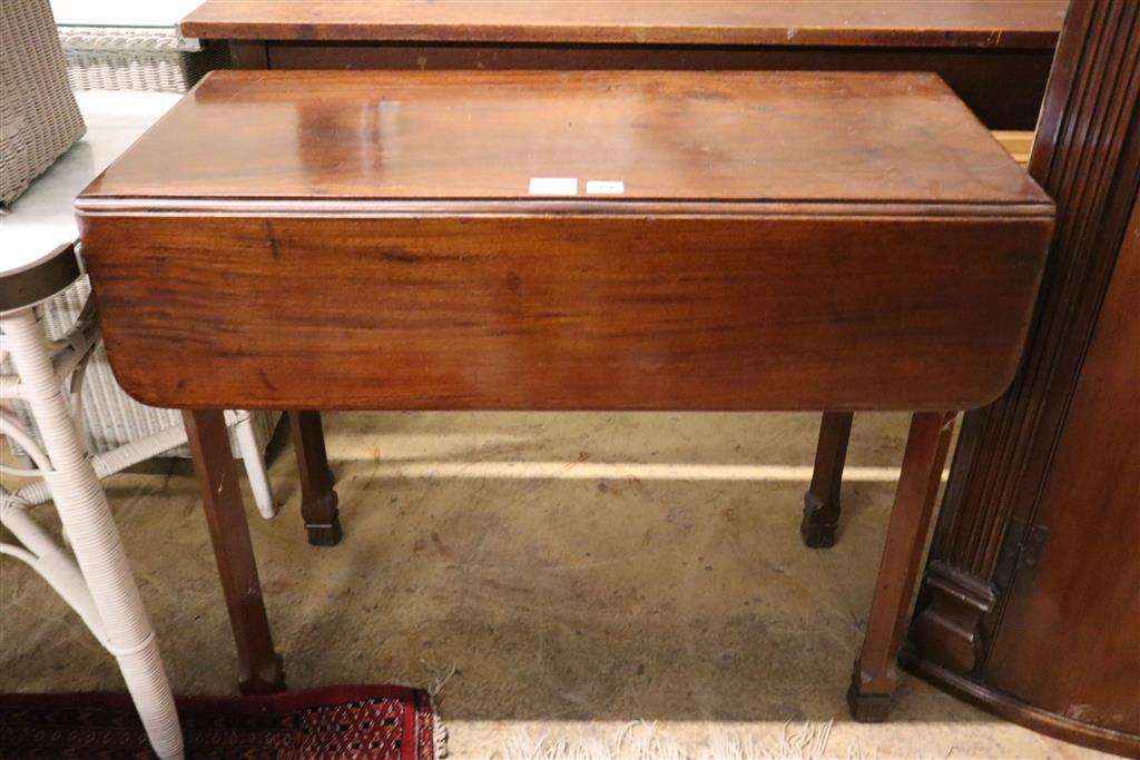 A George III mahogany Pembroke table, width 88cm, depth 40cm, height 70cm